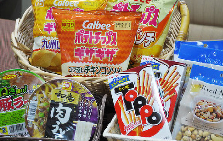 カップ麺やお菓子を販売